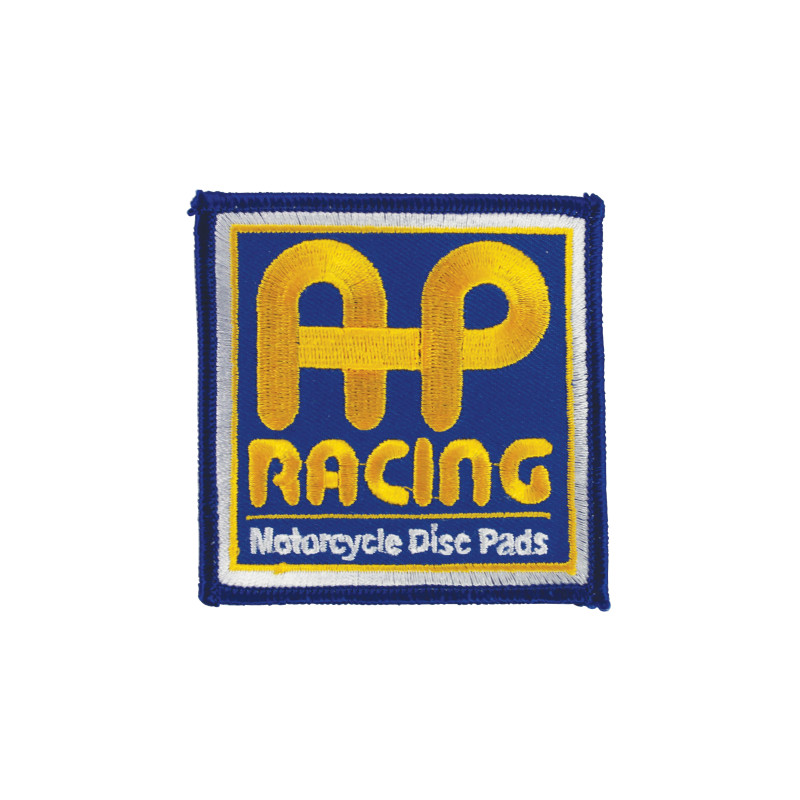 Naszywka z logo AP Racing haftowana o wymiarach 7,5 x 7,5 cm